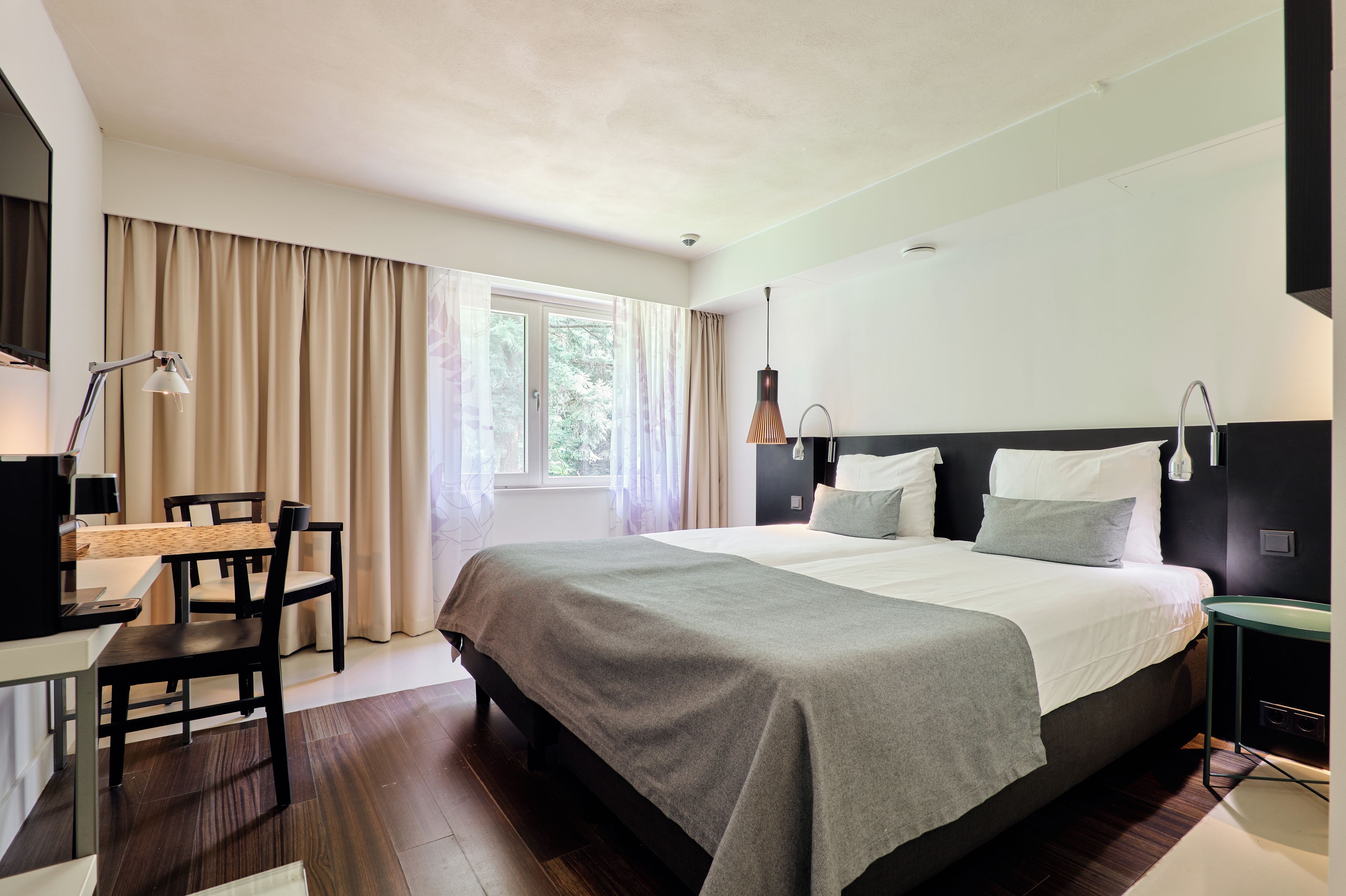 Quarto casal conforto | Roupas de cama premium, cofres nos quartos, escrivaninha