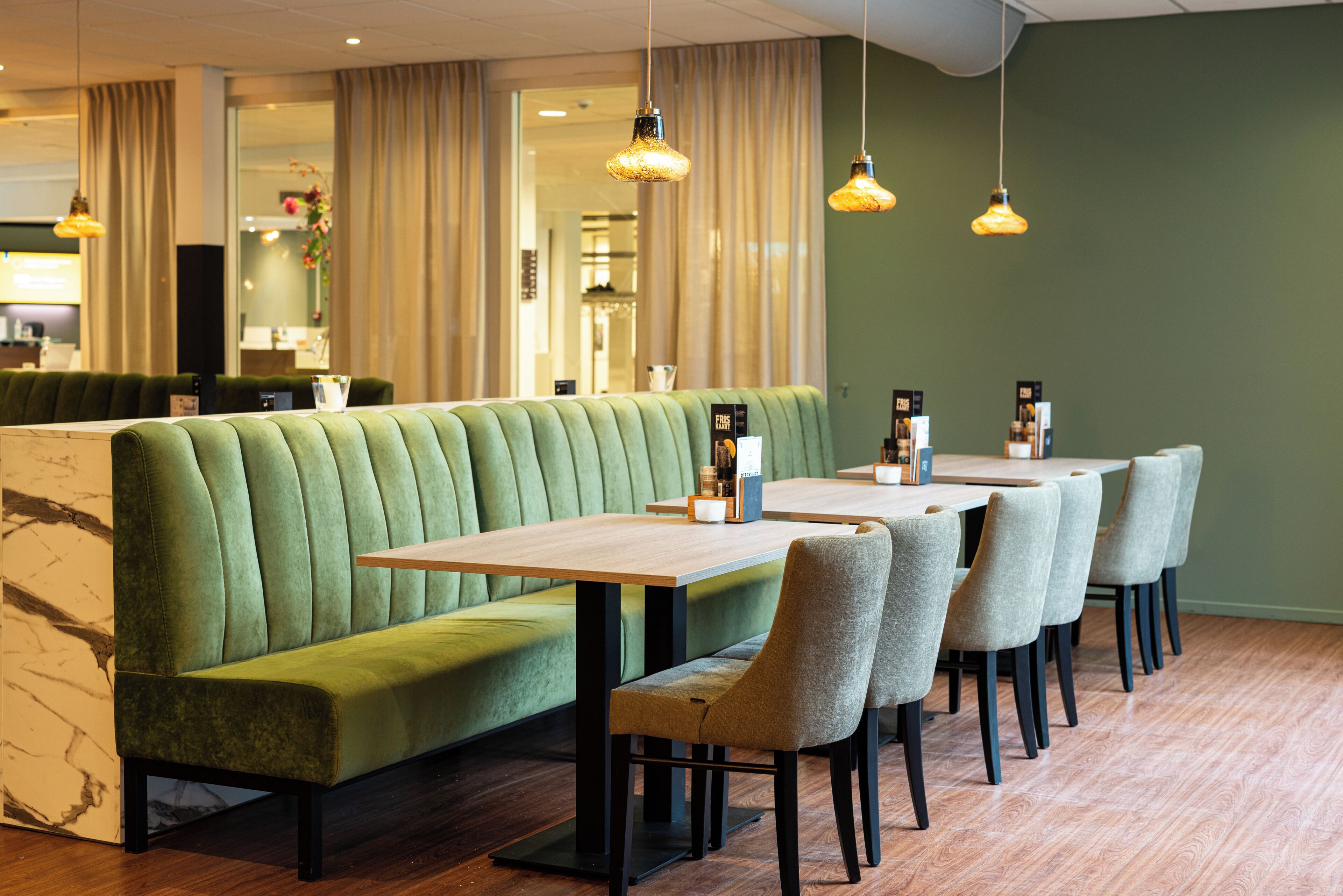 Serveert ontbijt, lunch, diner, tuinzicht
