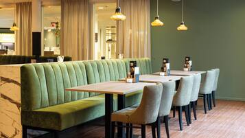 Serveert ontbijt, lunch, diner, tuinzicht