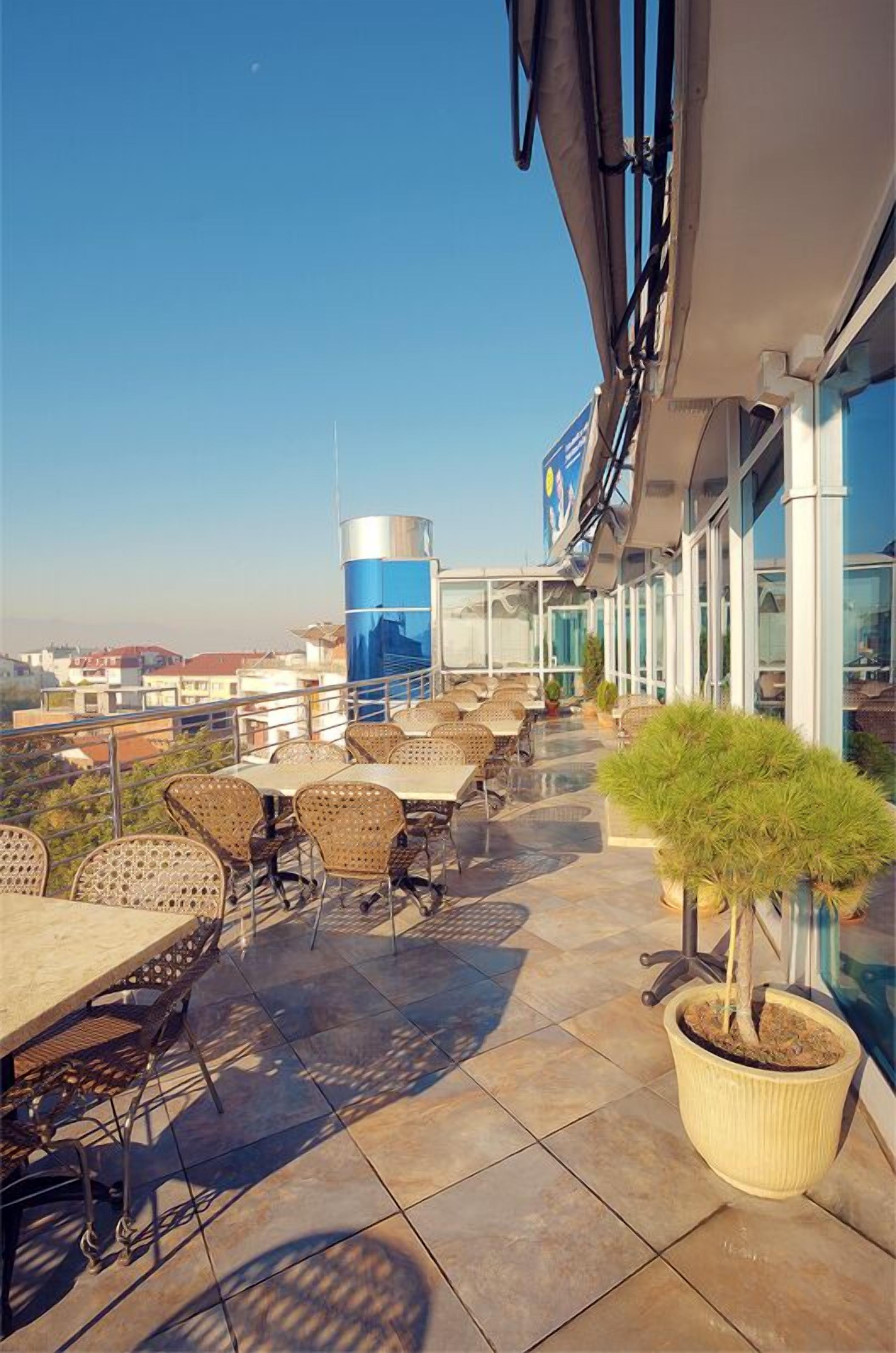 Lunch, dinner and brunch served