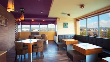 Lunch, dinner and brunch served