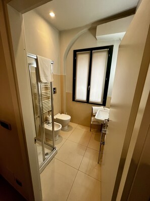 Duplex Apartment | Bathroom | Shower, rainfall showerhead, free toiletries, hair dryer - Residenza Il Nespolo - Estella Hotels Italia (Turin)