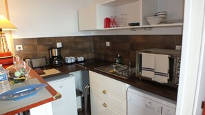 Appartement, vue sur la mer (Alain Colas) | Cuisine privée | Cafétière à espresso, cafetière-théière, bouilloire électrique