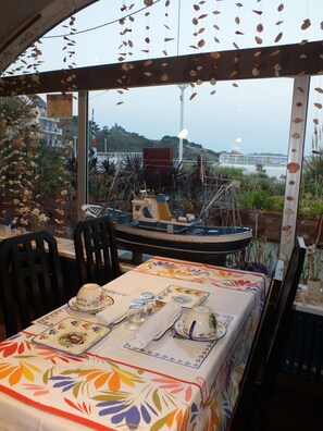 Sarapan prasmanan setiap hari (EUR 14 per orang)