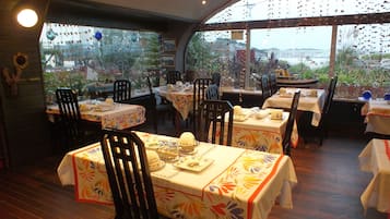 Frokostbuffé hver dag (EUR 14 per person)