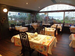 Daily buffet breakfast for a fee - Le Beauséjour (Tregastel)