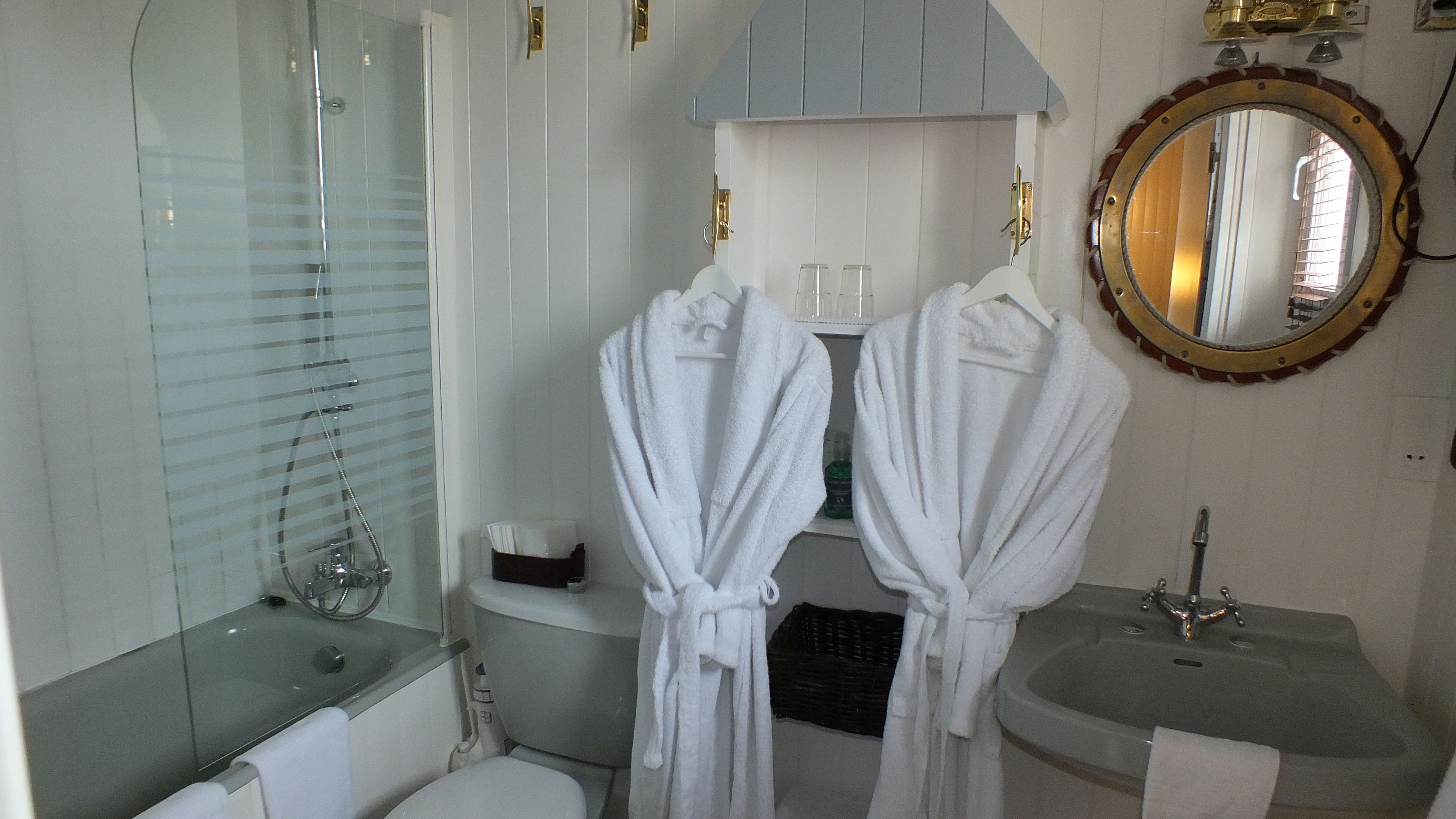 Familienzimmer (Serge Le Roux) | Badezimmer | Kostenlose Toilettenartikel, Haartrockner, Handtücher