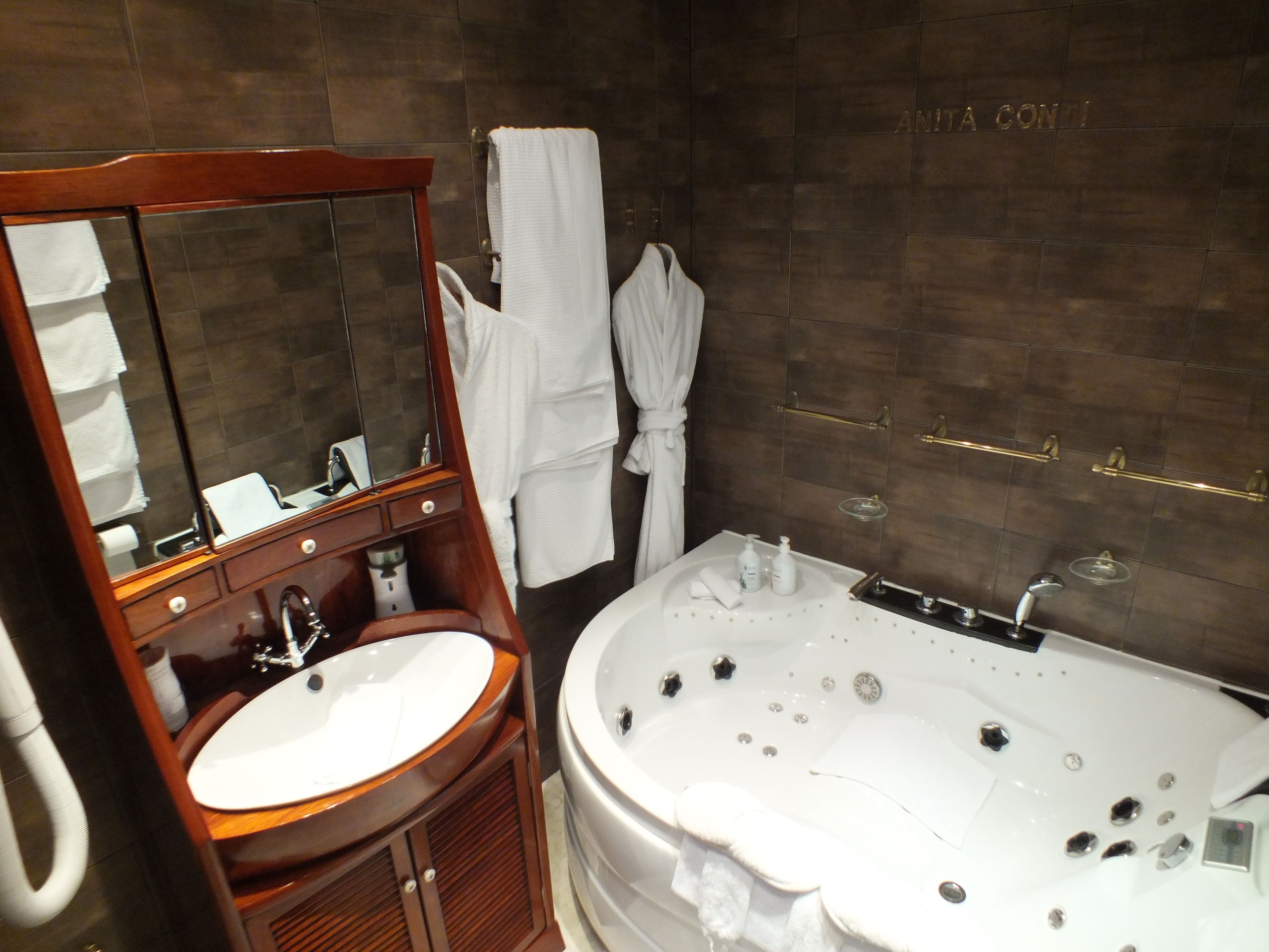 superior suite, sauna, sea view (anita conti) | bathroom | free toiletries, hair dryer, towels