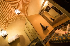 Habitació Deluxe, vistes al pati | Bany | Dutxa, capçal de dutxa tipus cascada i articles de tocador gratuïts