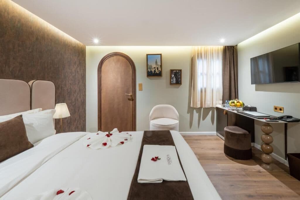 高级双人房 | 高档床上用品、Select Comfort 床、迷你吧、客房内保险箱