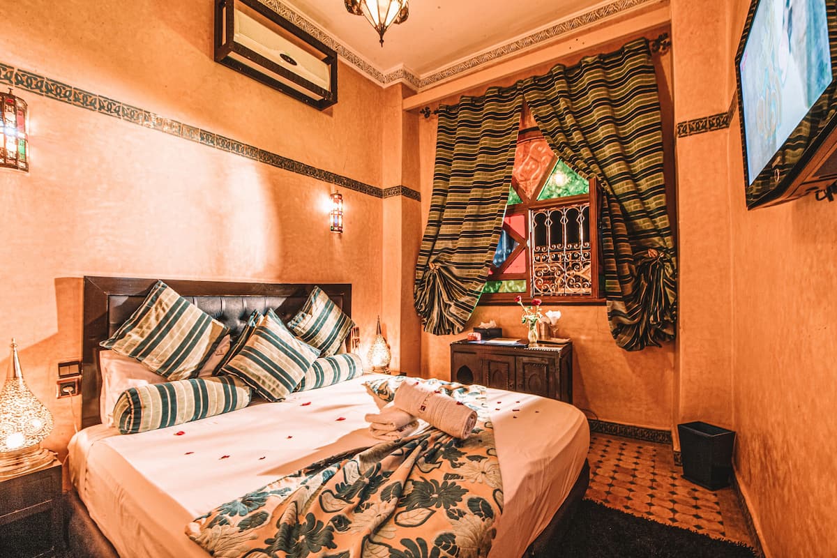 デラックス ルーム コートヤードビュー | 高級寝具、セレクト コンフォート製ベッド、ミニバー、セーフティボックス (室内)