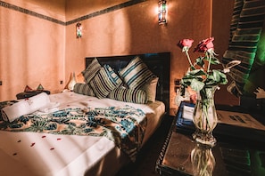 Habitació Deluxe, vistes al pati | Roba de llit d'alta qualitat i matalassos de la marca Select Comfort