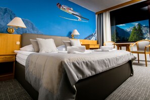 Minibar, Zimmersafe, Schreibtisch, Verdunkelungsvorhänge