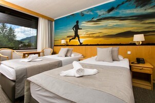 Frigobar, cofres nos quartos, escrivaninha, cortinas blackout