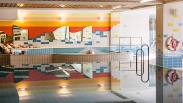 Inomhuspool med öppettider 09.00 till 19.00, och solstolar