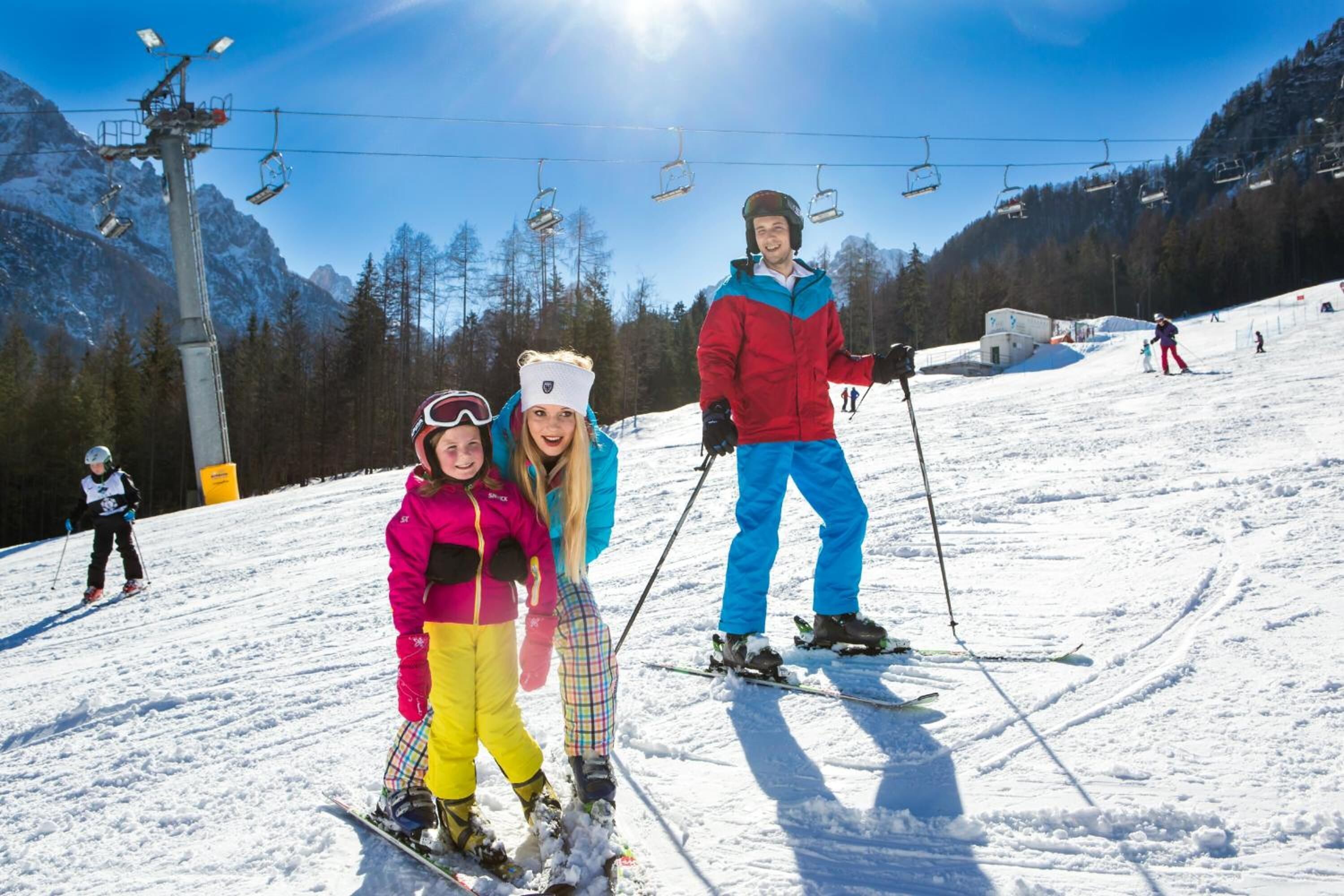 Eine Skipiste mit Skifahrern und einer Sesselbahn.