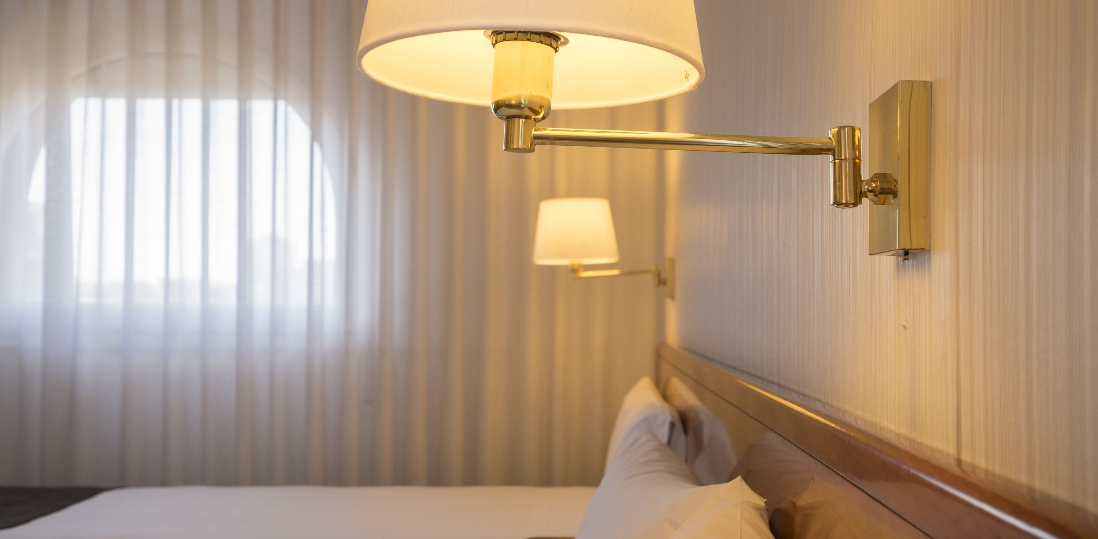 Edredón, minibar, caja de seguridad en la habitación y escritorio 