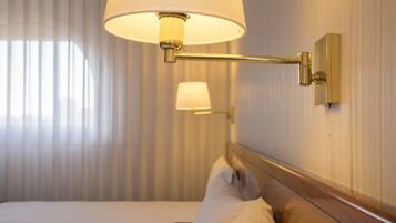 Edredón, minibar, caja de seguridad en la habitación y escritorio