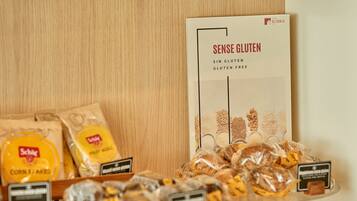 Exhibición de productos sin gluten, incluyendo copos de maíz y un cartel que anuncia productos 'Sense Gluten'.