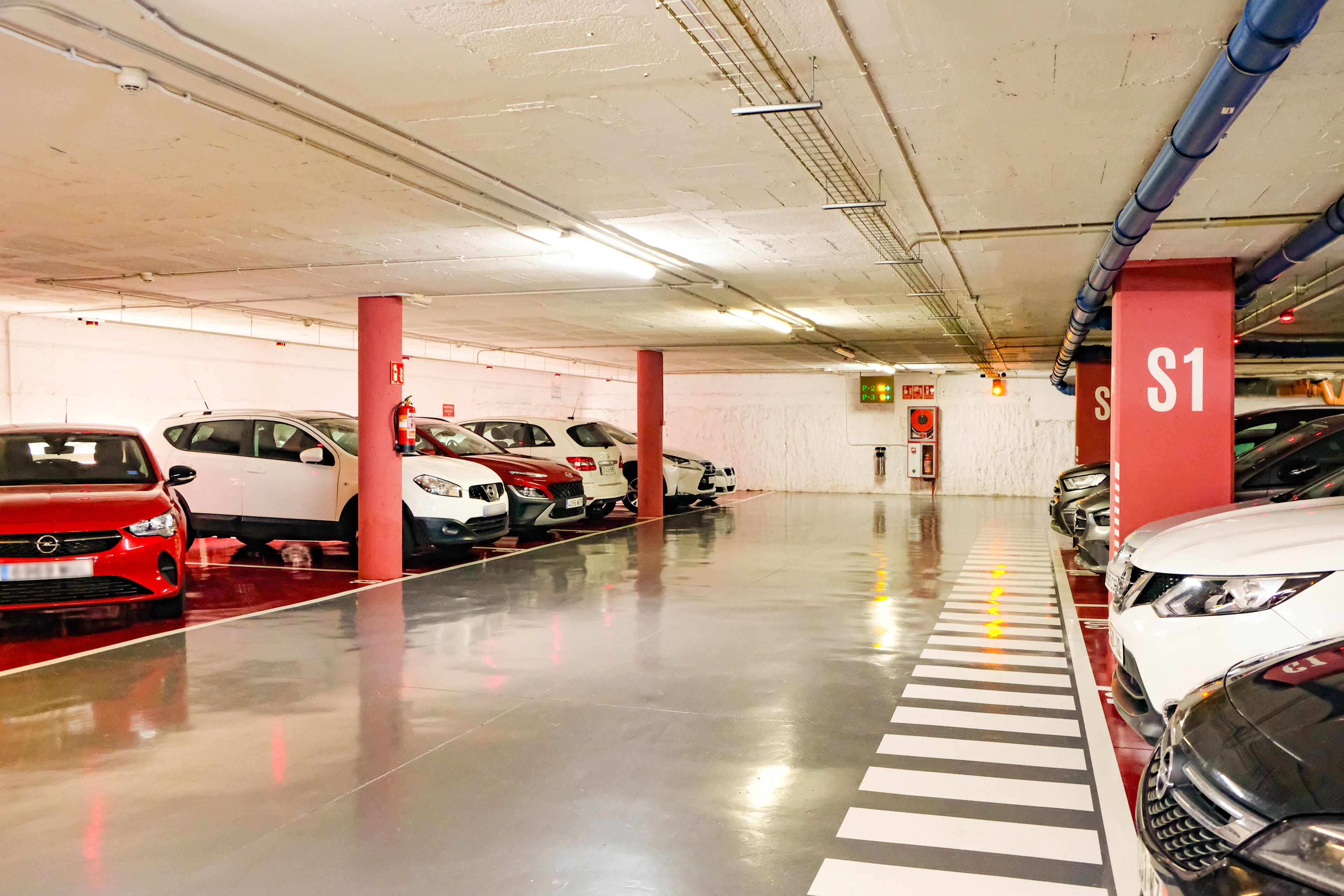 Een meerlaagse parkeergarage met auto's op de aangegeven plaatsen.