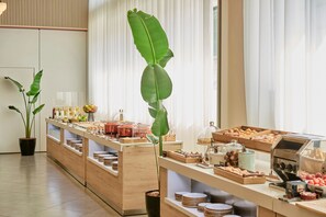 Tägliches Frühstücksbuffet (16 EUR pro Person)