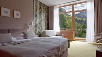 Habitación doble, balcón, vista a la montaña | Minibar, caja de seguridad en la habitación y decoración personalizada