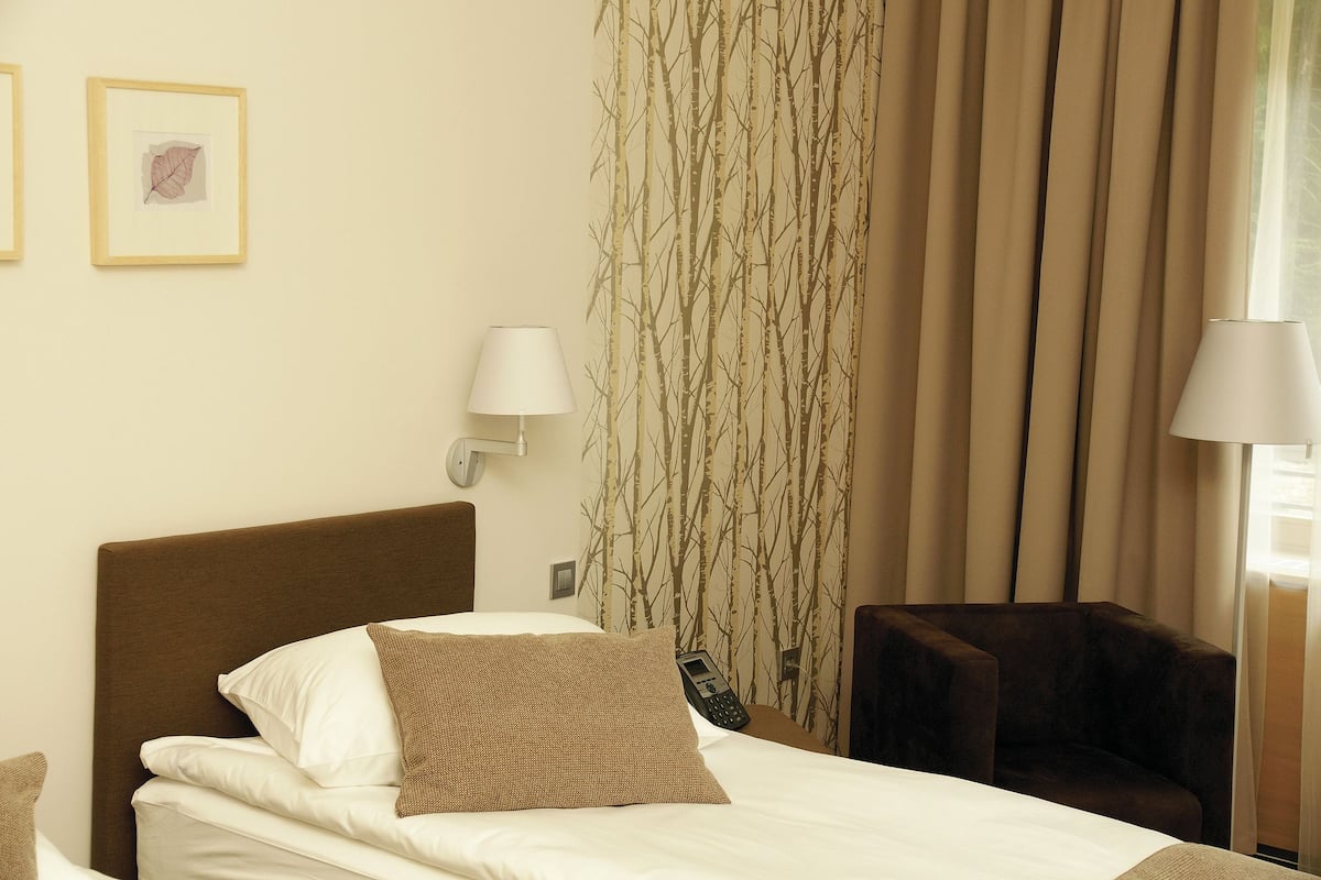 ميني بار وخزنة داخل الغرفة وبديكورات فريدة لكل غرفة وطراز فريد لكل وحدة