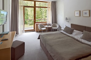 Minibar, värdeförvaringsskåp på rummet och individuell inredning