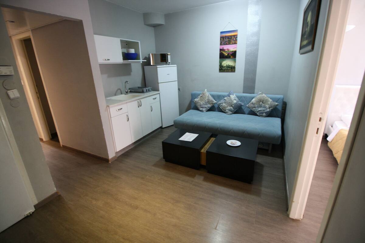 Suite, 2 Bedrooms | Private kitchenette | Fridge, microwave