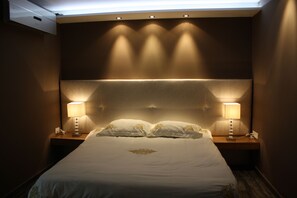 Luxury-Suite, Terrasse | Individuell dekoriert, individuell eingerichtet, Bügeleisen/Bügelbrett