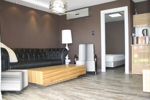 Luxury Suite, Terrace | Living area