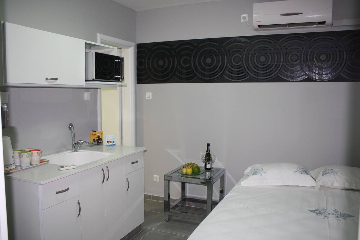 Comfort Studio, Kitchenette | Private kitchenette | Fridge, microwave