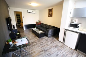 Luxury Suite, Terrace | Living area