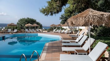 Piscine extérieure (ouverte en saison), parasols de plage