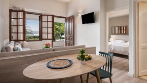 Una habitación moderna con una mesa de comedor de madera, un sofá y una cama.
