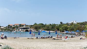 Una spiaggia nelle vicinanze, lettini da mare, ombrelloni