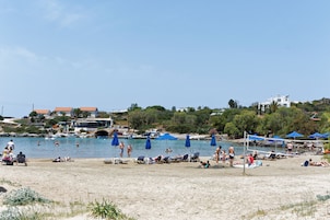 Perto da praia, espreguiçadeiras, guarda-sóis