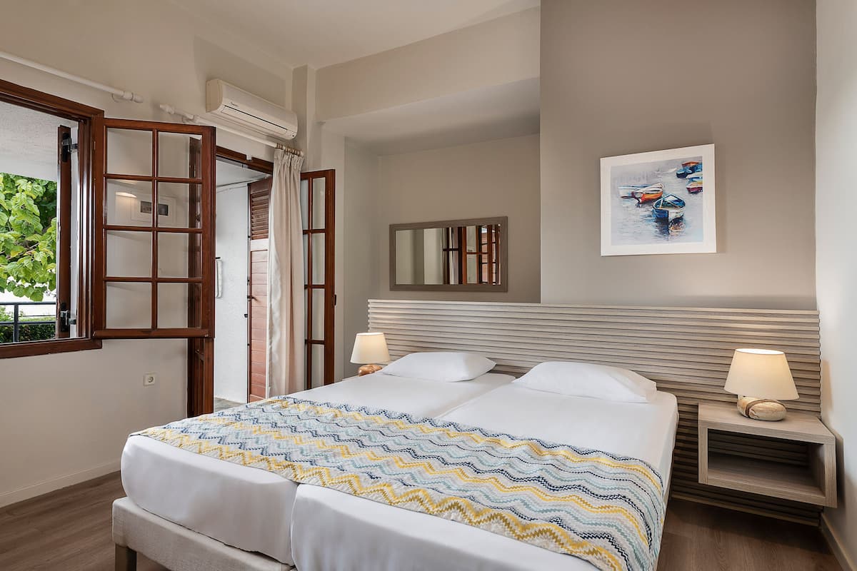 Apartamento, 1 quarto, vista para o mar (Side) | Cofres nos quartos, escrivaninha, quartos à prova de som