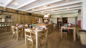 Free daily continental breakfast - Forest Hotel (Den Helder)