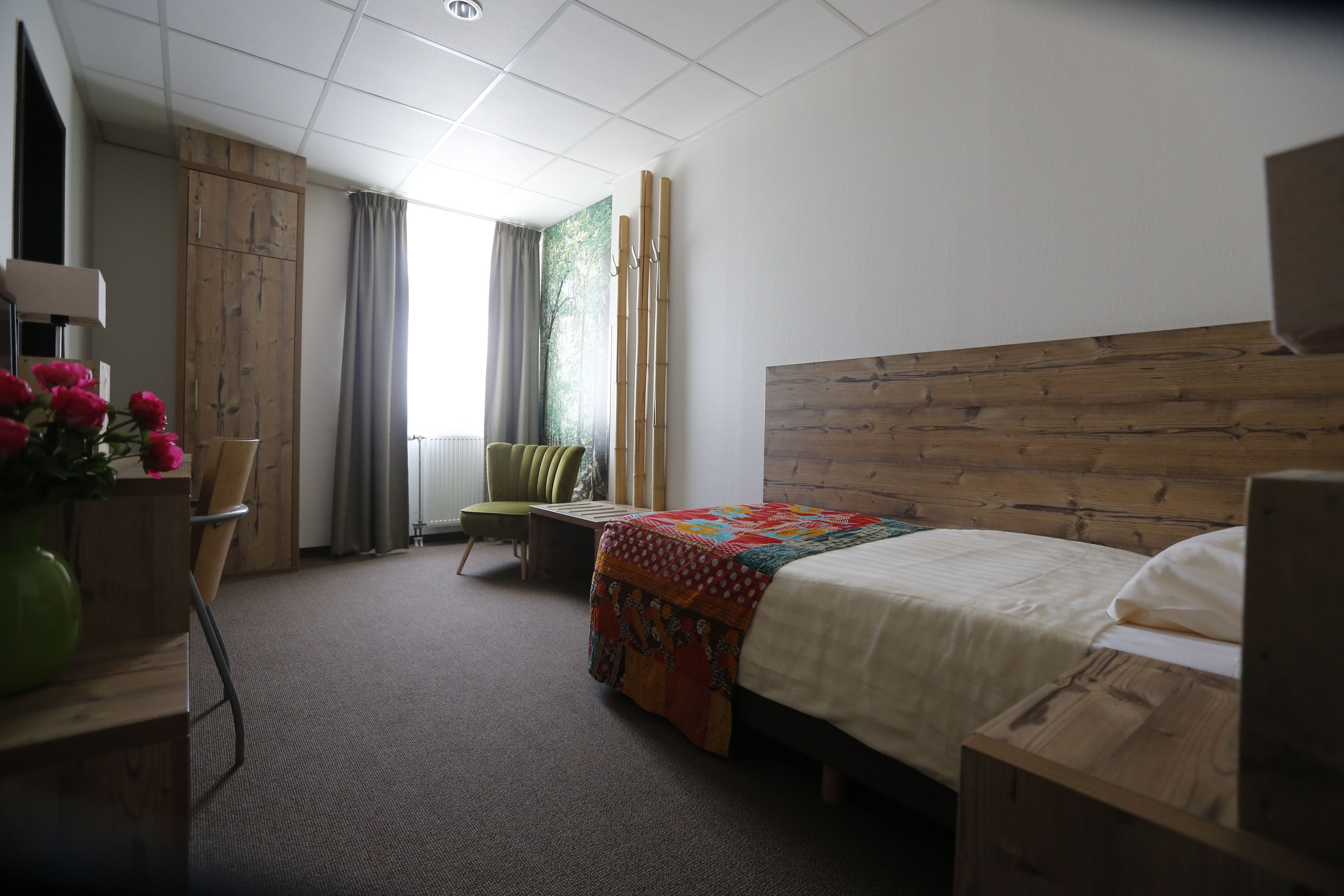 basic single room | desk, iron/ironing board, rollaway beds, free wifi