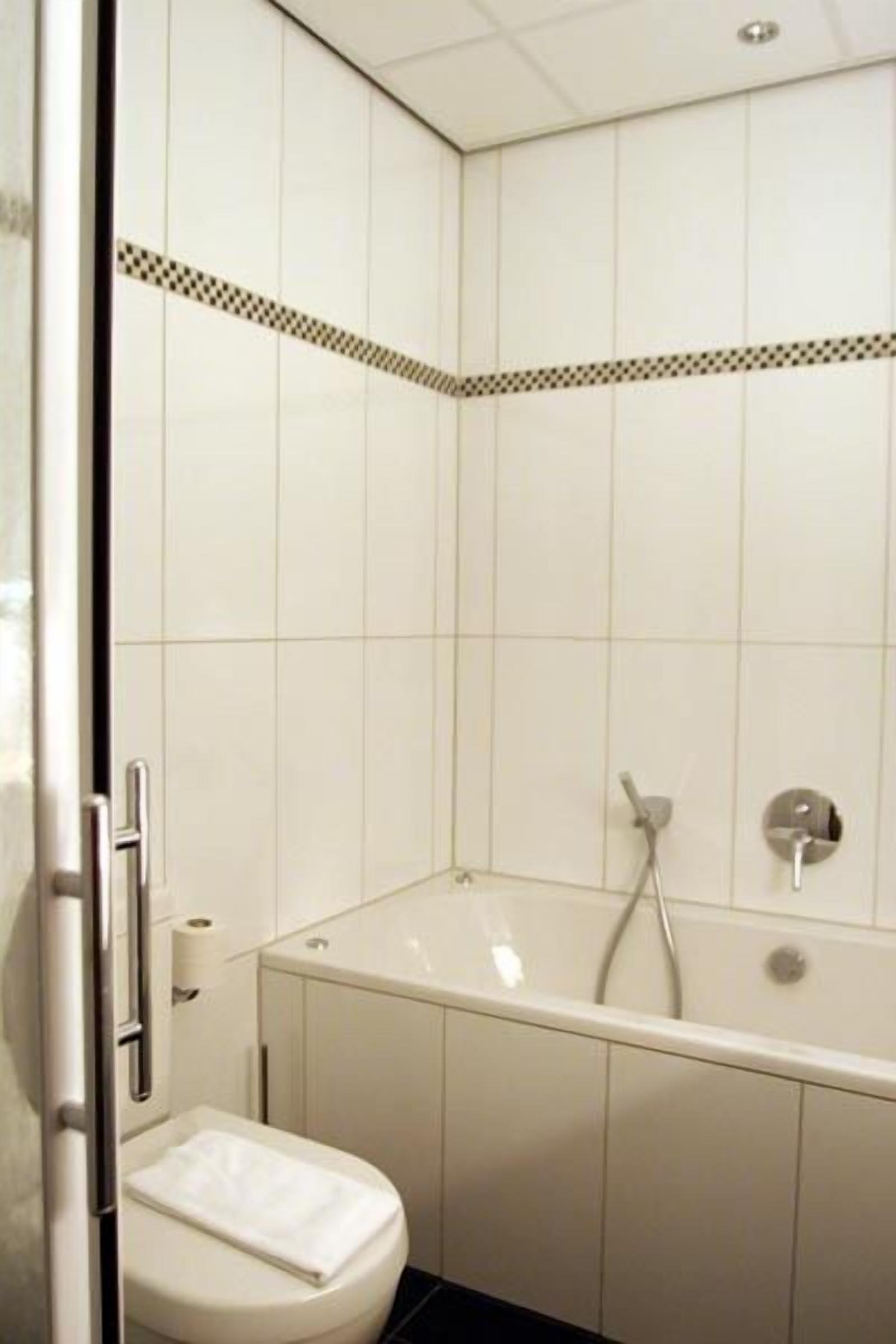 rainfall showerhead, hair dryer, towels