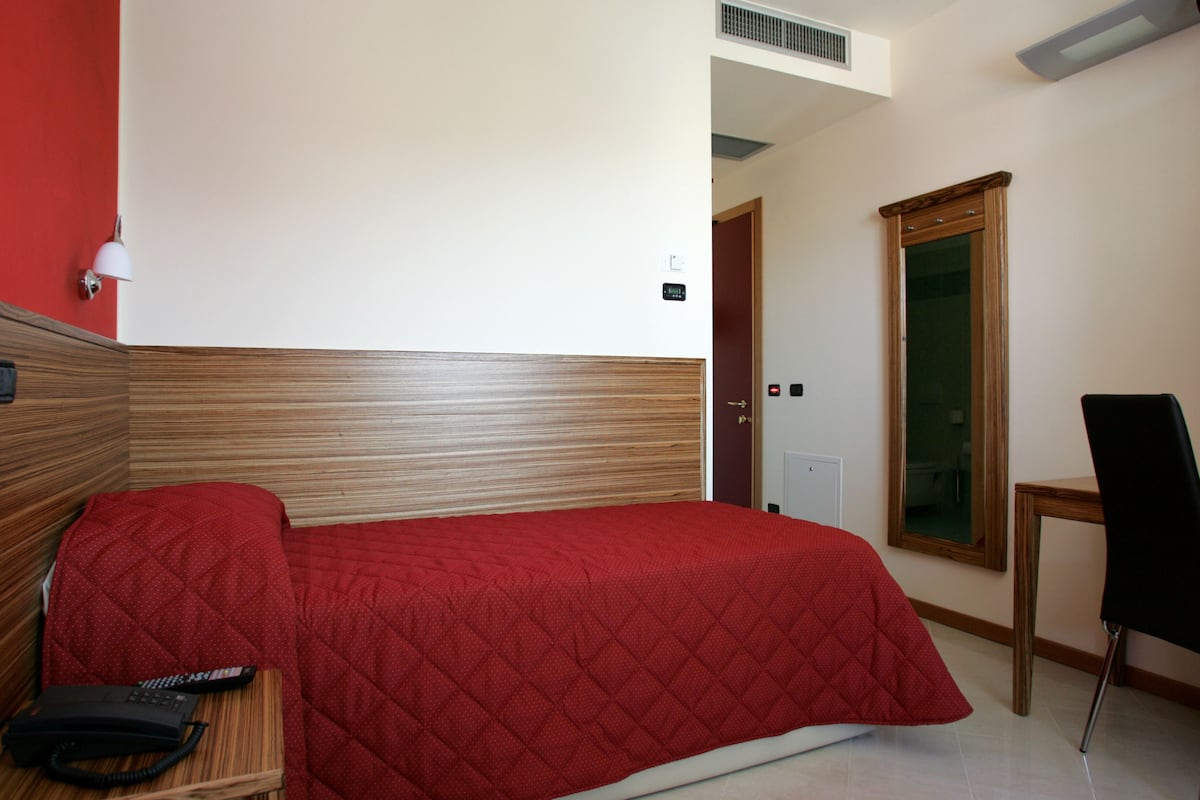 Singola Comfort | Lenzuola Frette, materassi a doppio strato, una cassaforte in camera