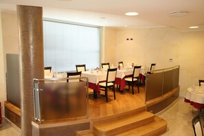 Breakfast, lunch and dinner served - Hotel 5 Vie (Almenno San Salvatore)