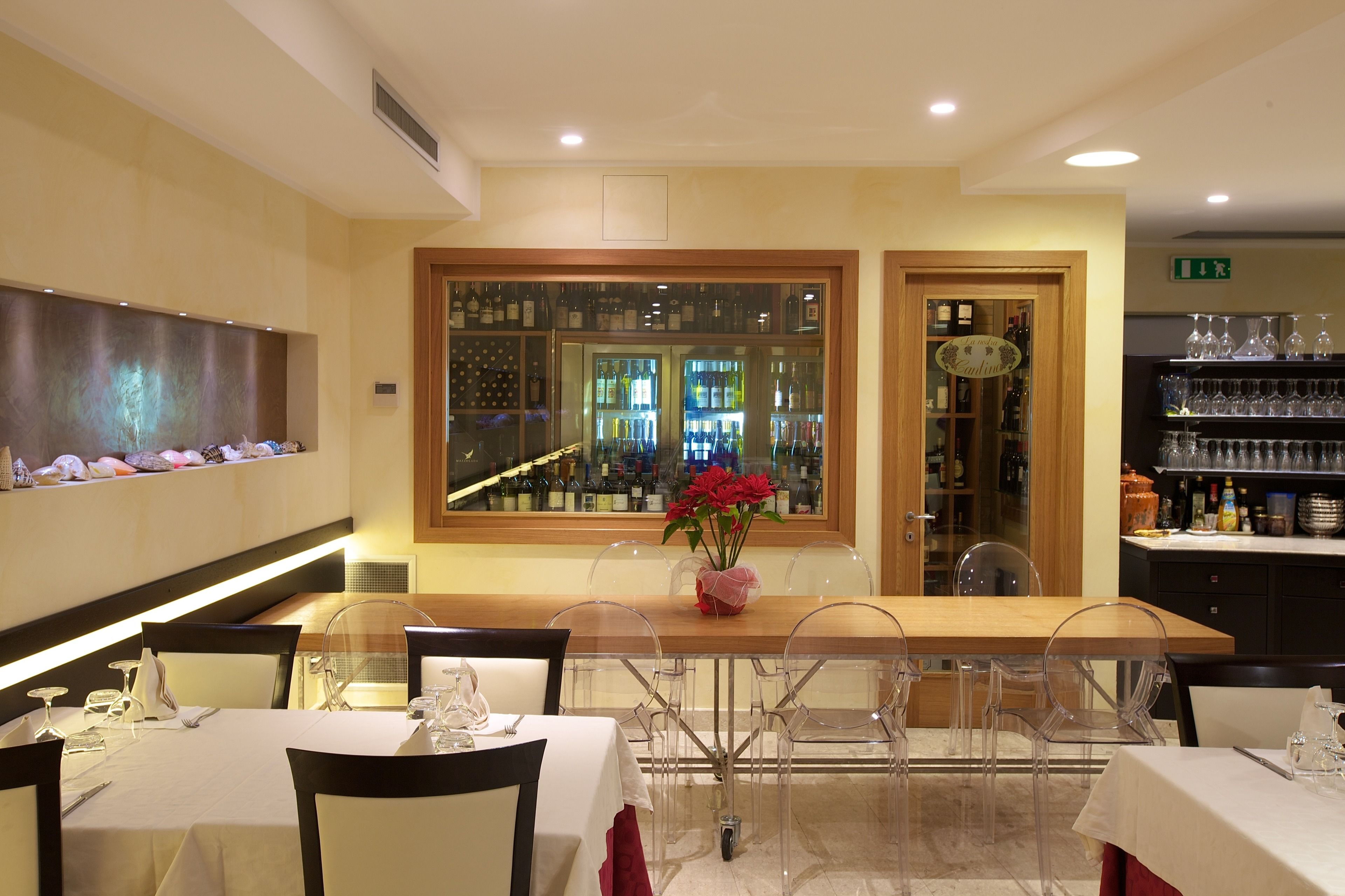 Breakfast, lunch, dinner served; seafood 