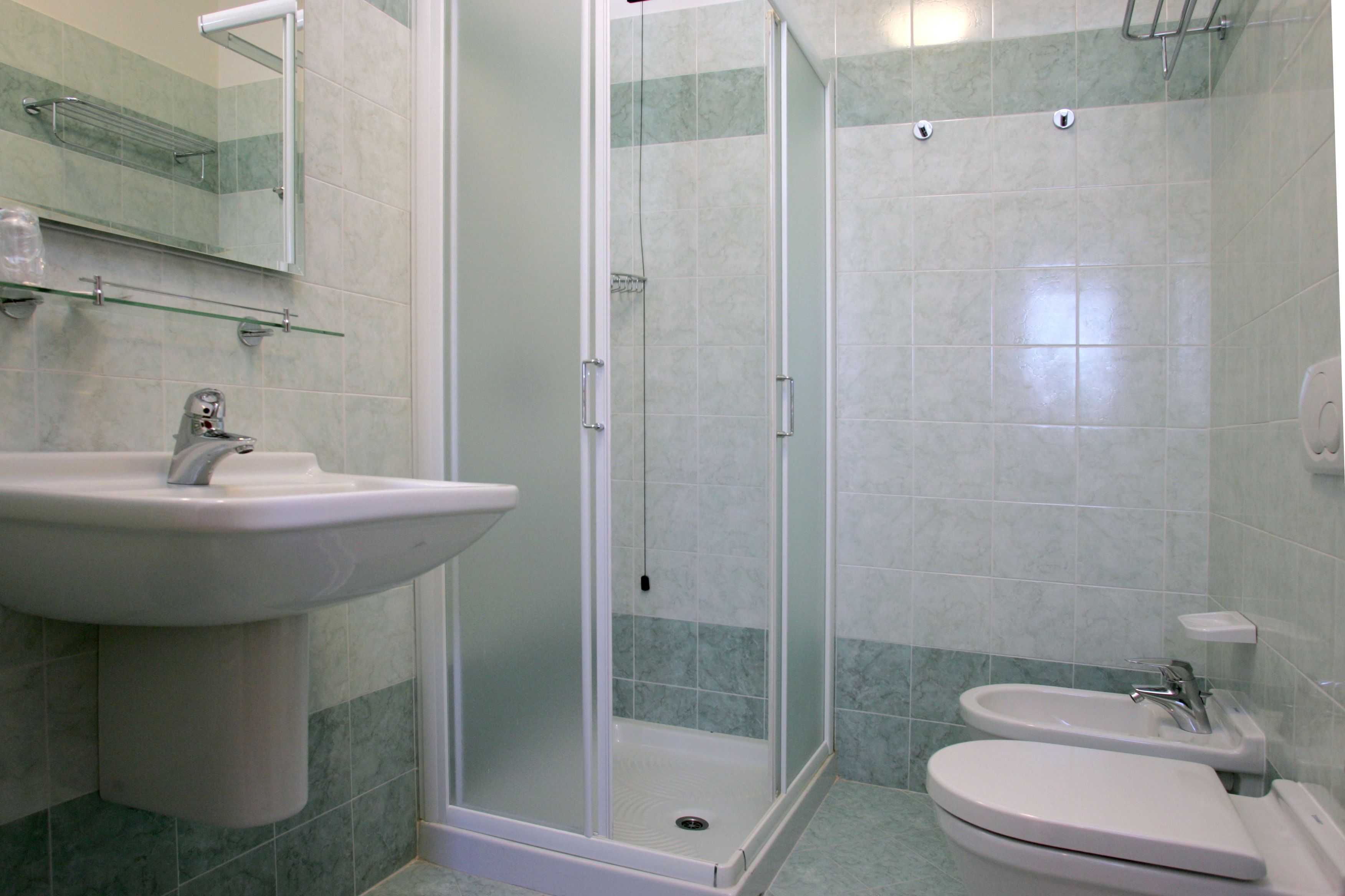 Comfort-Einzelzimmer | Badezimmer | Dusche, Regendusche, kostenlose Toilettenartikel, Haartrockner