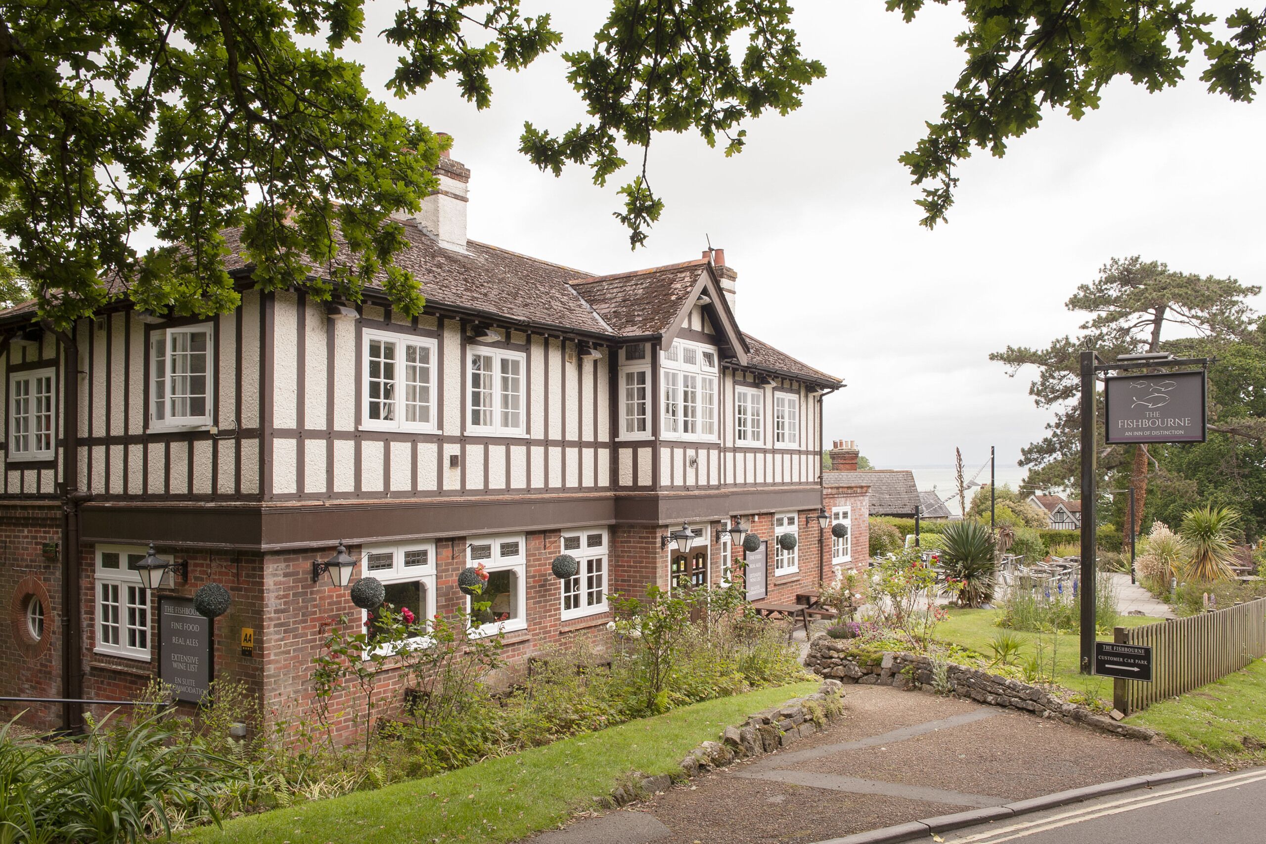 Un bâtiment de style Tudor traditionnel, avec une enseigne indiquant qu’il s’agit d’un pub.