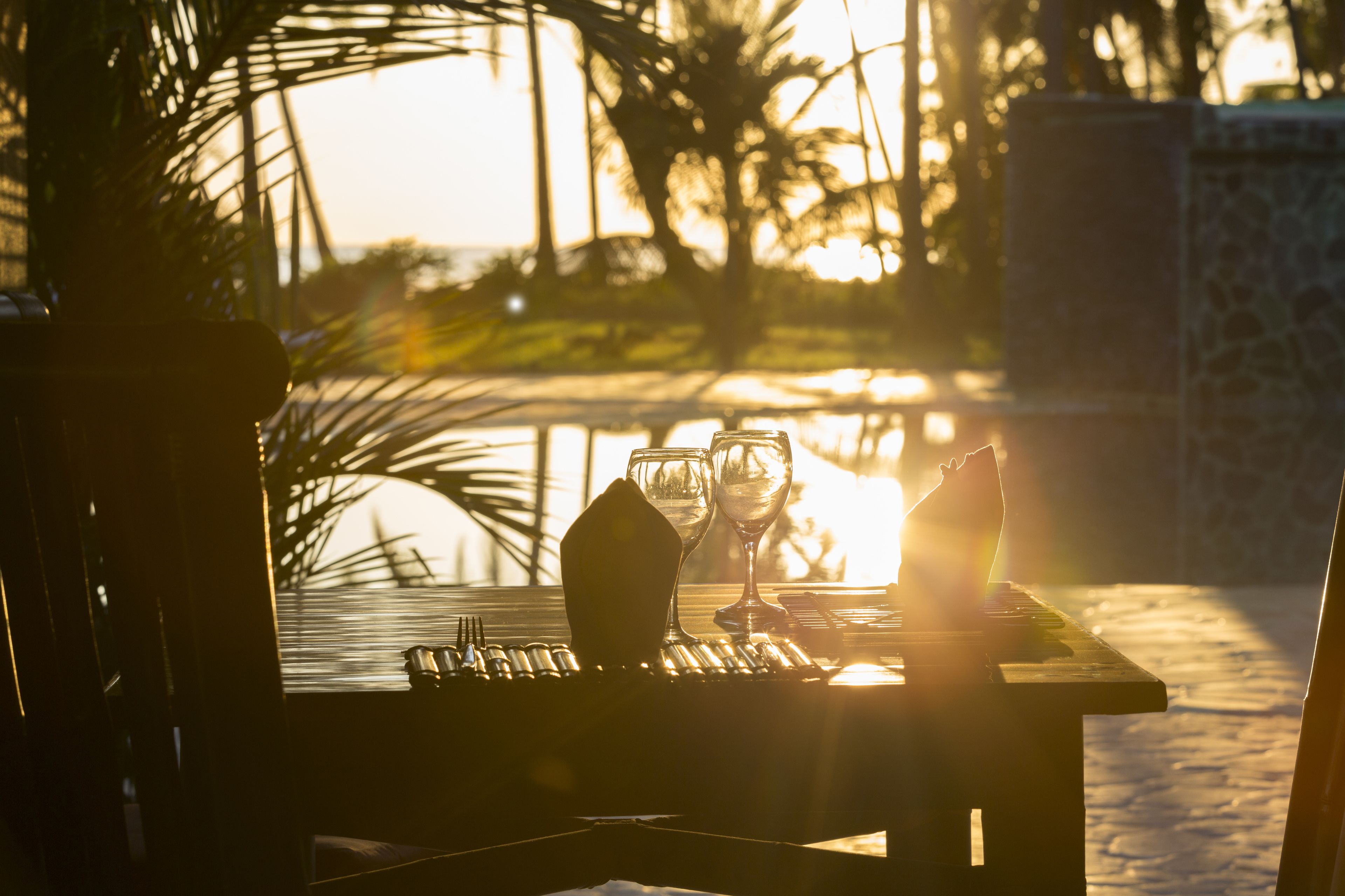 Se sirven desayunos, comidas y cenas con vista a la playa 