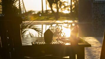 Se sirven desayunos, comidas y cenas con vista a la playa