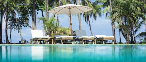 Una piscina al aire libre, sombrillas