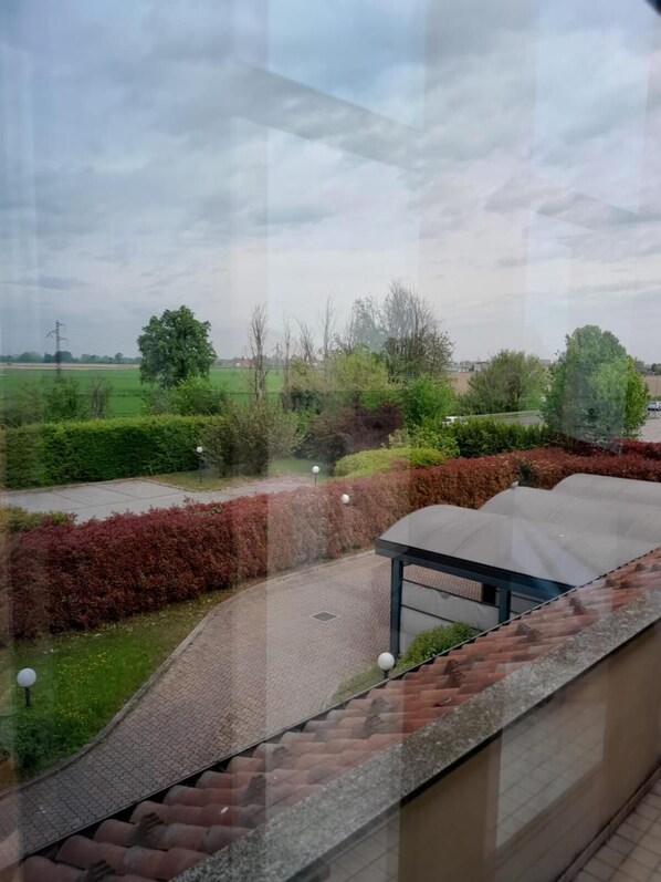 المنطقة المحيطة بالمنشأة